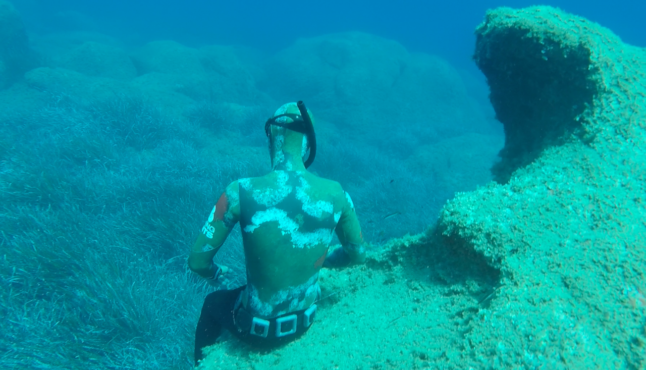 seduto in fondo al mare